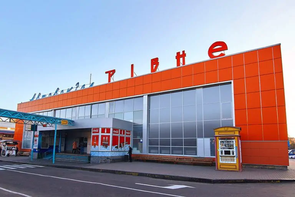 Будівля центрального автовокзалу Рівного — головного транспортного вузла міста для міжміських та міжнародних автобусних перевезень.
