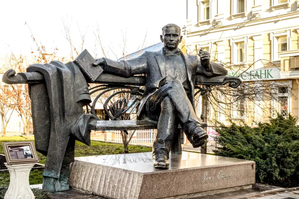 Пам'ятник українському письменнику Уласу Самчуку — одна з відомих культурних пам'яток у центрі Рівного.