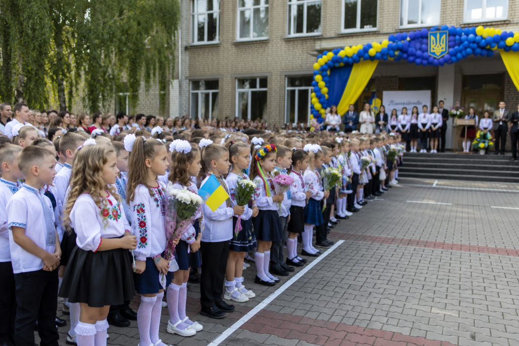 Школи Рівного: як обрати заклад для своєї дитини Учні, батьки та вчителі беруть участь у святковій лінійці до Дня знань на подвір'ї української школи.